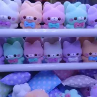 Winking Kitten Flocking Figure thumbnail 4