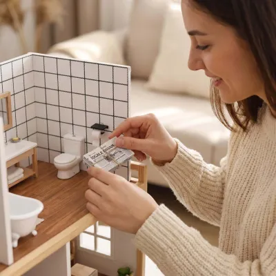 1/12 Dollhouse Bathroom Accessories, Miniature Model Toilet Paper, Mini Newspaper, Realistic Mini Tissue Holder Set, Suitable for Dollhouse Bathroom Decoration, Mini Toilet Paper Roll That Can Be Torn Off, DIY Mini Kitchen Dollhouse Decoration, Photography Props (Note: Newspaper Cover with Random Patterns, Please Be Informed, Thank You)