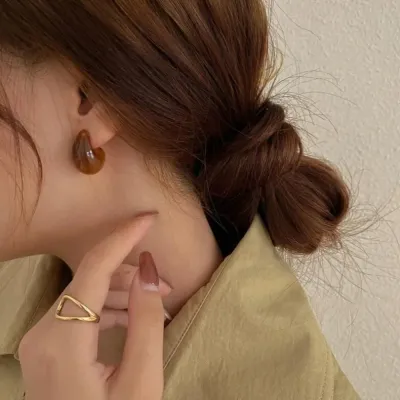 Retro Simple Amber Brown Stereo Geometry Comma Resin Dark Fringe Stud Earrings for Women Korean Charm Jewelry Accessories Gifts