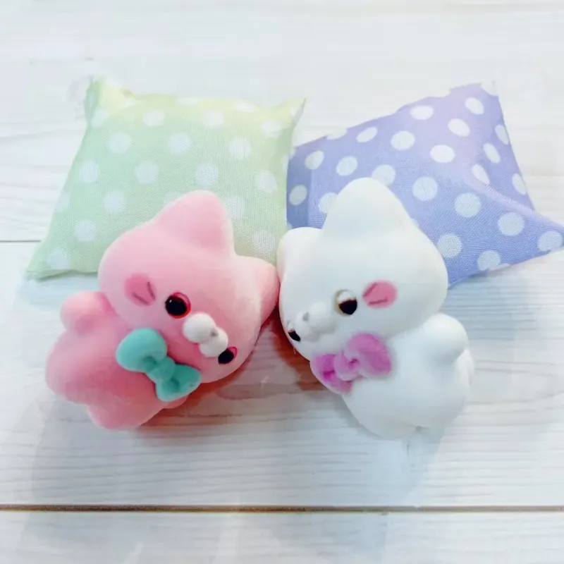 Winking Kitten Flocking Figure 3