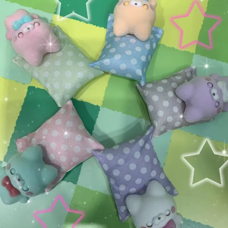 Winking Kitten Flocking Figure 2